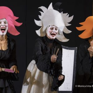 Lo spettacolo è un gioco comico a tre.

con 
Julia Borretti, 
Agnese Chiara d’Apuzzom, 
Zahira Silvestri

regia Titta Ceccano

Produzione Matuta Teatro/Opera Prima